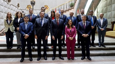 O ministro de Transportes e Mobilidade Sostible, Óscar Puente (2i), o presidente da Xunta, Alfonso Rueda (c); e a alcaldesa da Coruña, Inés Rey (2d), entre outros, antes da presentación. (EFE/Kiko Rueda)