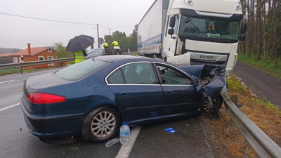 O turismo e o camión implicados no accidente