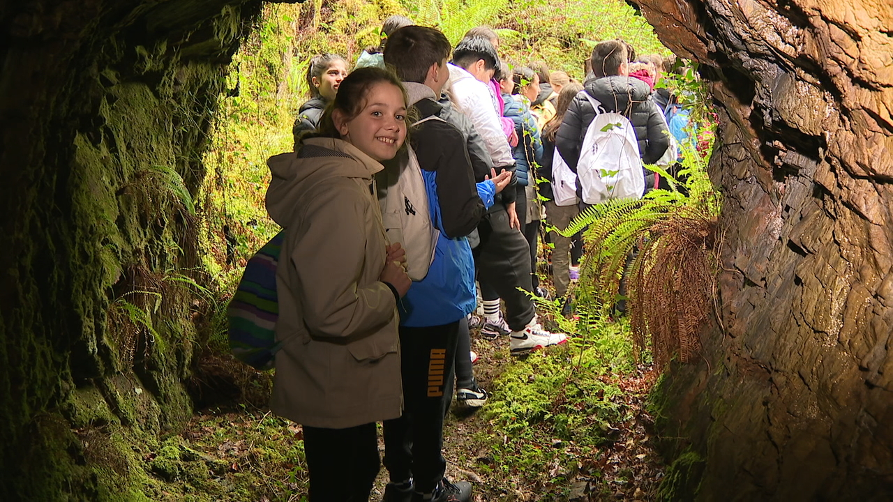 O alumnado pasou por un túnel que fora aberto polos mineiros