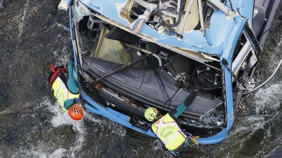 Imaxe do bus accidentado na Noiteboa de 2022. (EFE/Lavandeira Jr)