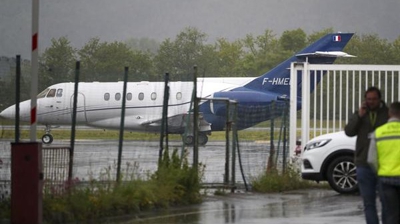 Momento da chegada do avión medicalizado Beechcraft Hawker 1000B (EFE/Luis Tejido)