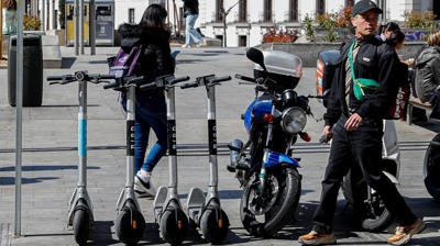 Patinetes de aluguer no centro de Madrid. (EFE/Eduardo Oyana)