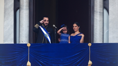 Bukele saúda á audiencia na compaña da súa familia. REUTERS/José Cabezas