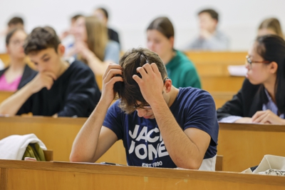 Alumnado de bacharelato realizando as probas da EBAU na Facultade de Comunicación de Santiago de Compostela (EFE / Lavandeira Jr.)