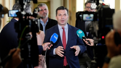 Gonzalo Caballero nunha comparecencia ante os medios de comunicación nos corredores do Parlamento (Europa Press/Álvaro Ballesteros)