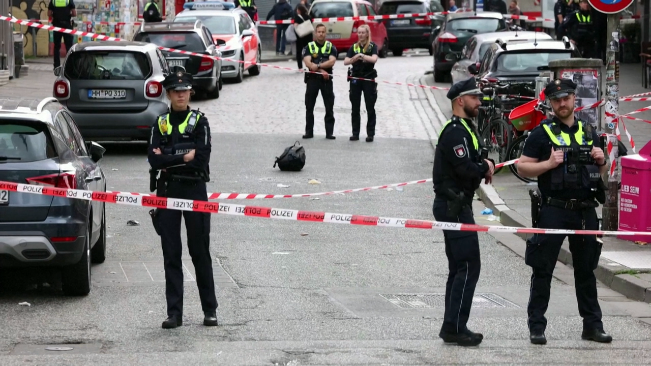 Axentes de policía de Hamburgo vixían o lugar onde se rexistrou o ataque este domingo