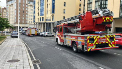 Bombeiros e policia na rúa Emilio González nos Rosales/Bombeiros da Coruña