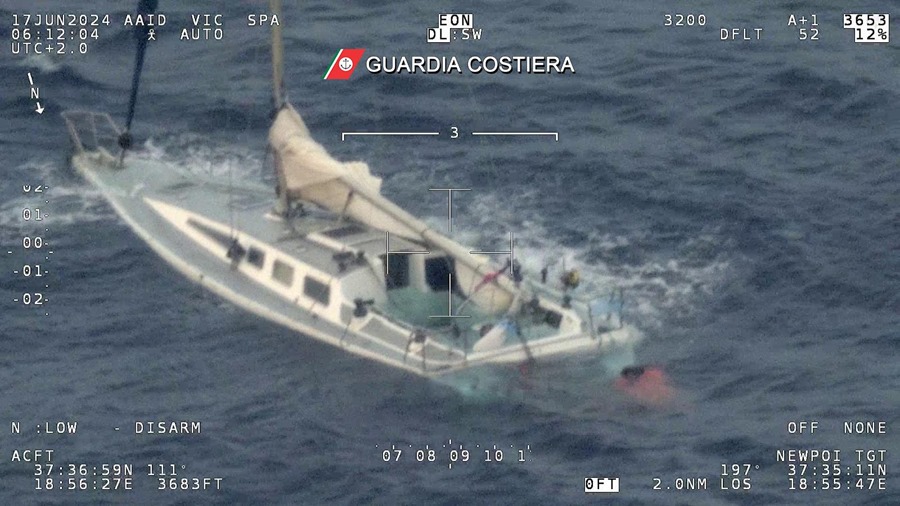 Veleiro no que viaxaban cando se atopaban a unhas 120 millas da costa de Calabria, no sur de Italia (EFE/Guardia Costeira Italiana)