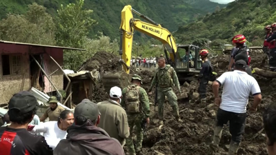 Traballos de desentullo en Baños de Auga Santa, na provincia andina de Tungurahua (Reuters).