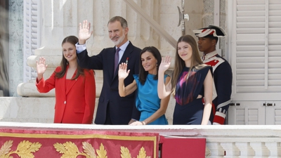 A princesa de Asturias, o rei Filipe VI, a raíña Letizia, e a infanta Sofía saúdan desde o balcón do Palacio Real (EFE / Ballesteros)