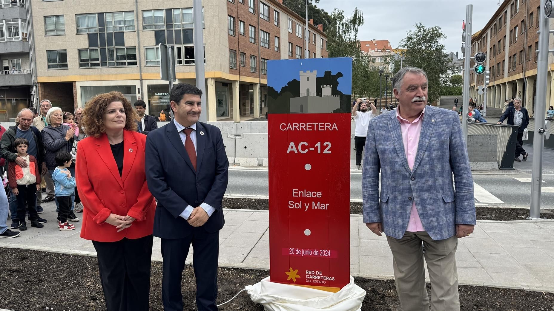 De esquerda a dereita: a subdelegada do Goberno, María Rivas; o delegado do Goberno en Galicia, Pedro Blanco; e o alcalde de Oleiros, Ángel García Seoane (Delegación do Goberno)