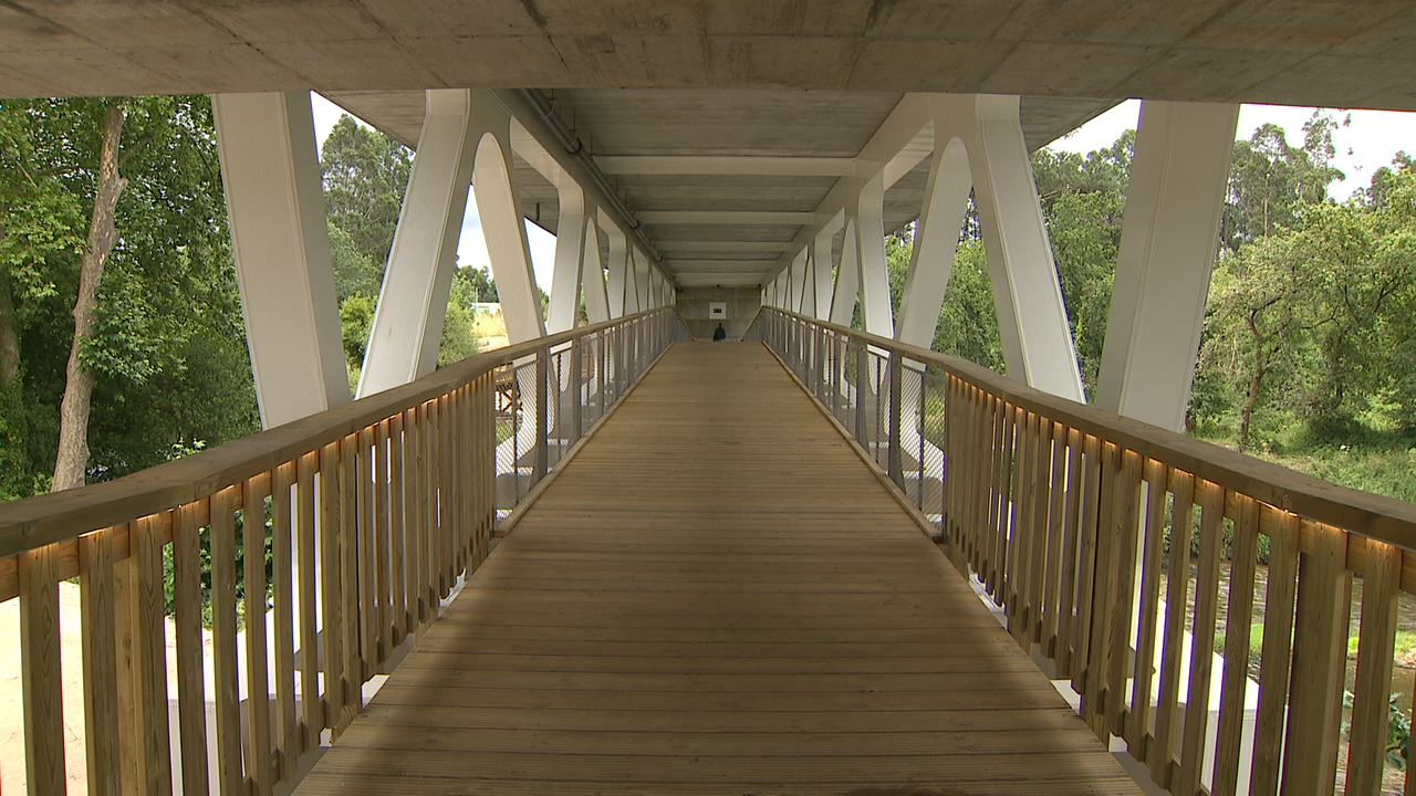 Senda peonil baixo a estrada da ponte