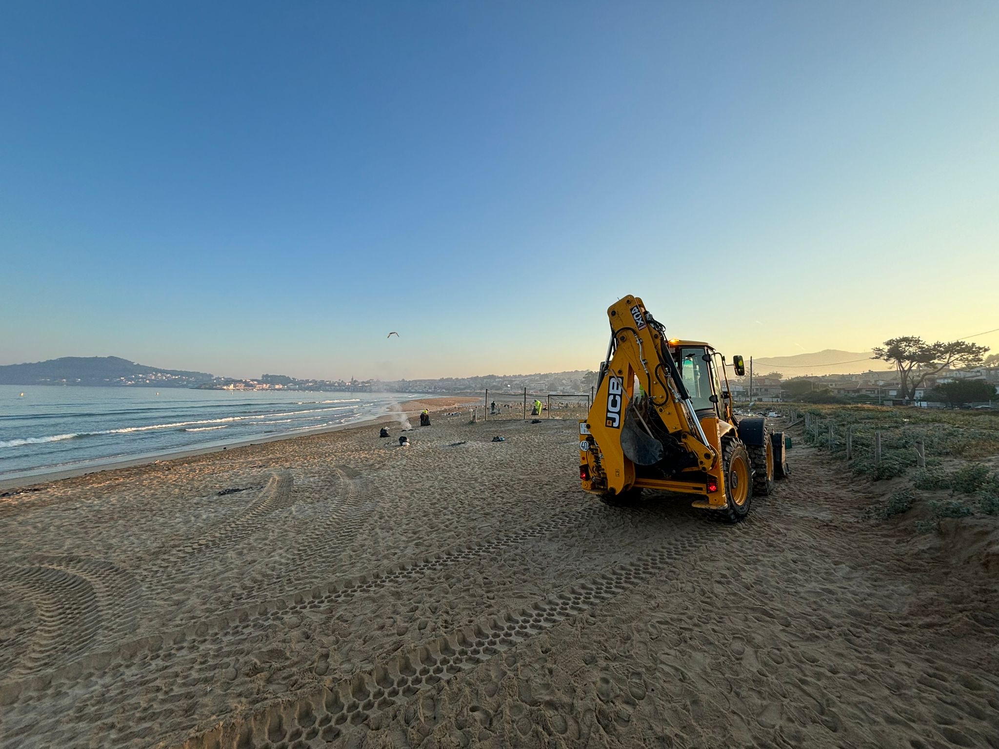 Retirada de residuos en Praia América (Concello de Nigrán).