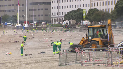 Labores de limpeza na Coruña.