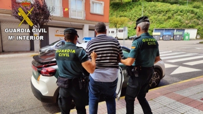 O individuo en cuestión sendo detido pola Garda Civil (Garda Civil)