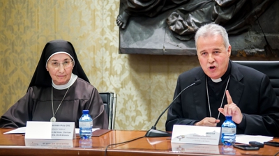 A secretaria das Clarisas e o arcbispo de Burgos (Tomás Alonso / Europa Press)