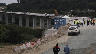 Visita ás obras do viaduto da A-54 sobre o río Pambre (EFE/ Eliseo Trigo)