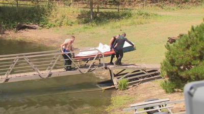 Momento en que retiran o cadáver do bañista do encoro de Belesar