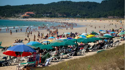 Praia da Lanzada, no Grove, ateigada de bañistas