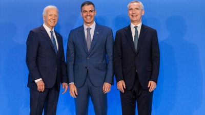 O presidente dos Estados Unidos Joe Biden (e), o presidente do Goberno Pedro Sánchez (c) e o secretario xeral da OTAN Jens Stoltenberg (d), no 75º cumio da OTAN que se celebra en Washington, EUA (Moncloa vía Europa Press)