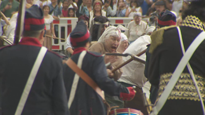 Veciños de Pazos de Arenteiro recrean a batalla co capitán Cachamuíña contra os franceses