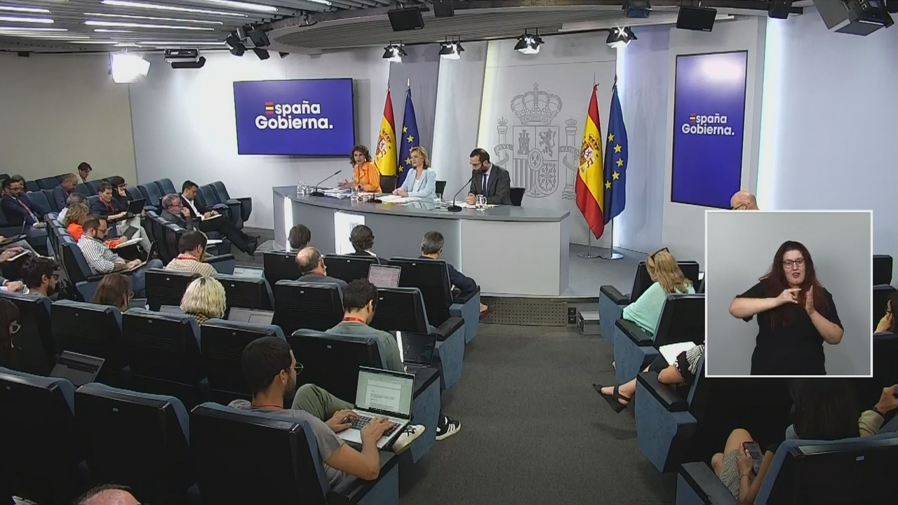 A vicepresidenta primeira e ministra de Facenda, a ministra portavoz do Goberno e o ministro de Economía, durante a conferencia de prensa posterior ao Consello de ministros deste martes