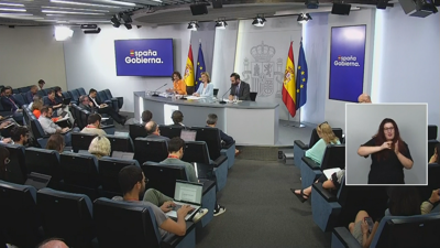 A vicepresidenta primeira e ministra de Facenda, a ministra portavoz do Goberno e o ministro de Economía, durante a conferencia de prensa posterior ao Consello de ministros deste martes