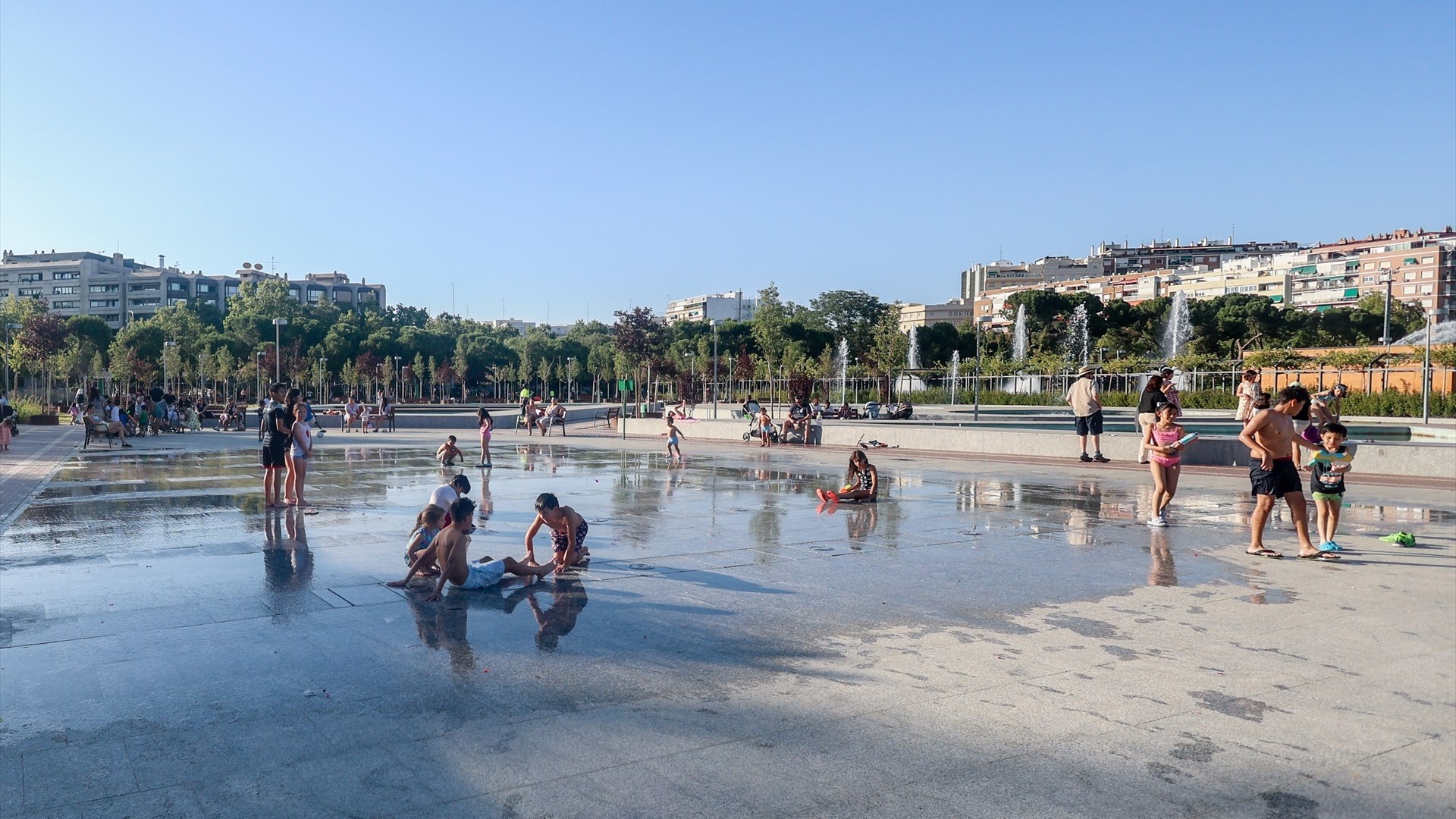 Imaxe do Parque da Canle de Isabel II de Madrid, en plena vaga de calor (Ricardo Rubio / Europa Press)