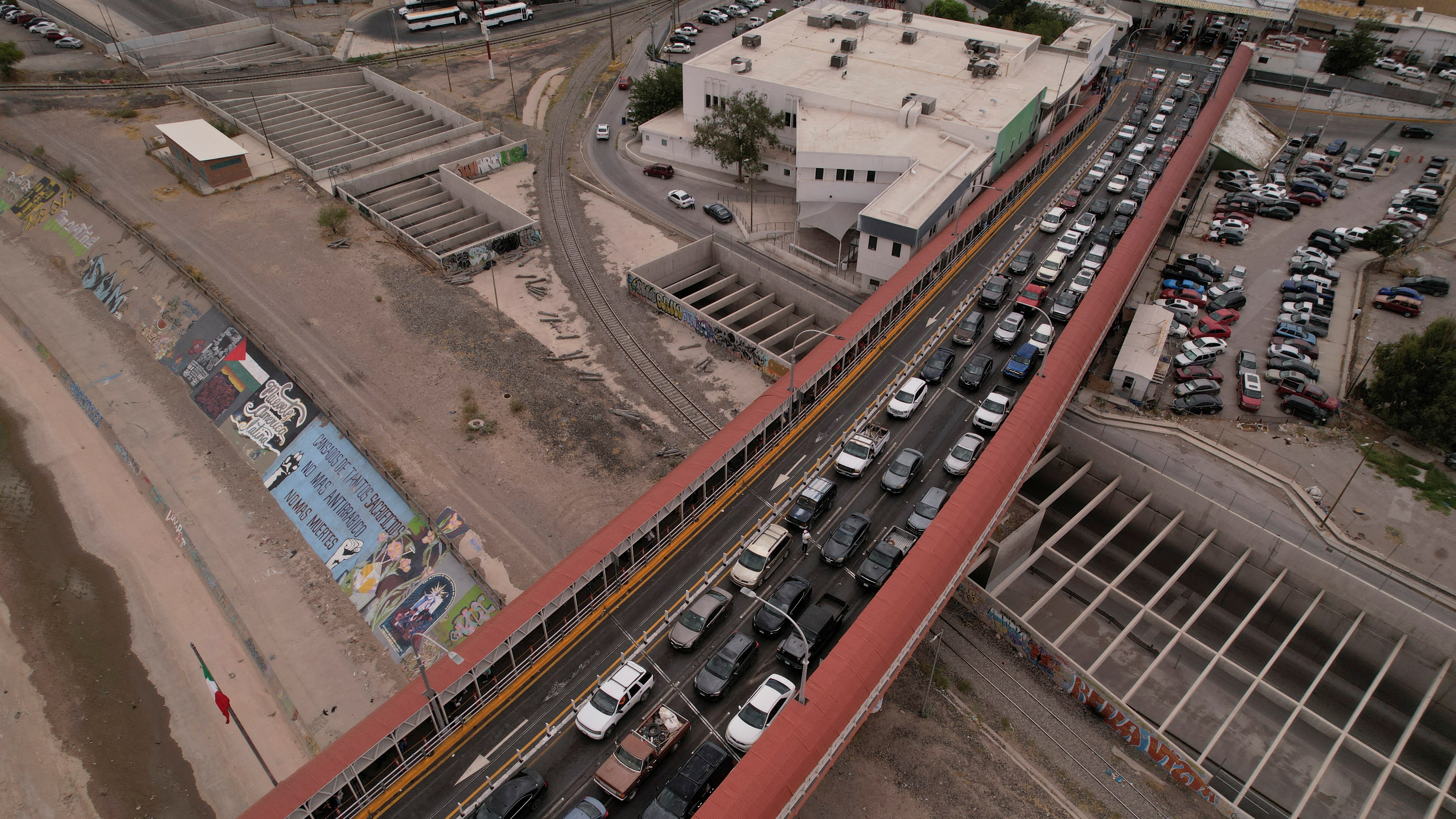 Atasco na fronteira entre México e os Estados Unidos. REUTERS/José Luis González