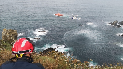 Momento do rescate este sábado nos cantís de Loiba, en Ortigueira co helicóptero e desde terra/Cedida GES de Ortigueira