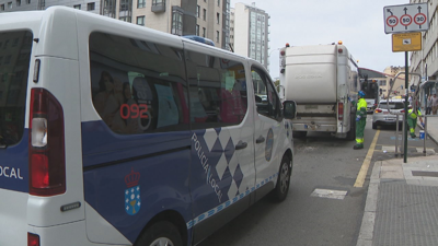 A Policía Local escolta un dos vehículos para a recollida de lixo na Coruña, este xoves durante a emerxencia sanitaria (TVG).