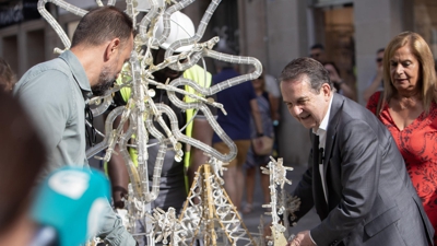 O alcalde de Vigo durante o inicio da colocación das luces de Nadal (EFE/ Salvador Sas)