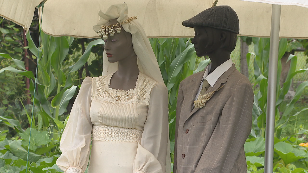 Os bonecos están vestidos de voda