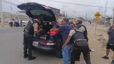 A policía ecuatoriana fai rexistros na zona do incidente