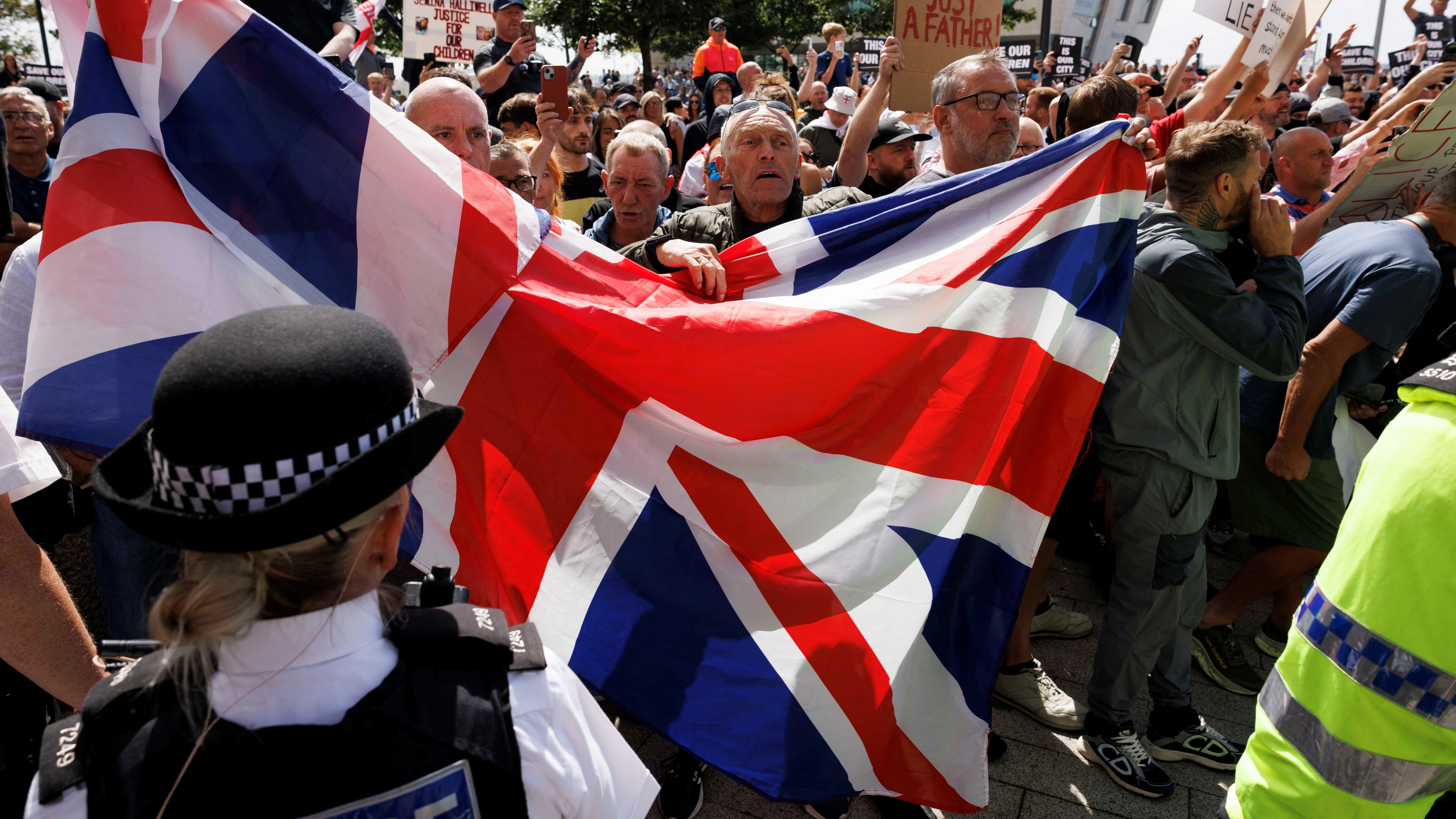 Protesta de extrema dereita en Liverpool a comezos de agosto (Reuters/Belinda Jiao)