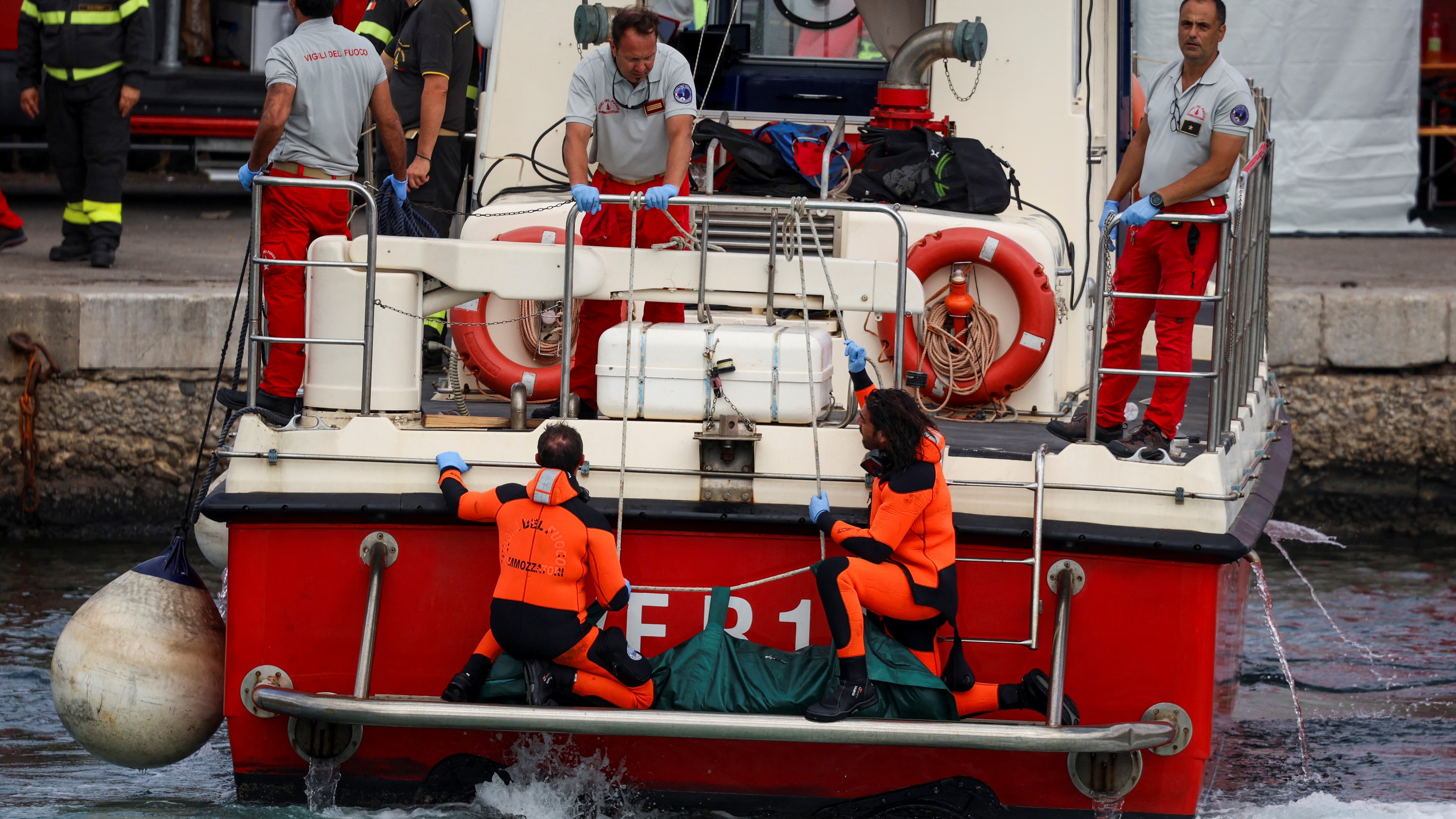 Personal de emerxencias transporta ata o porto un dos corpos recuperados (Reuters/Louiza Vradi)