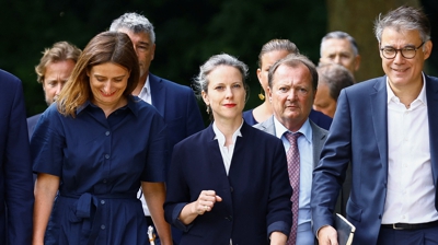 A candidata proposta polo NFP como primeira ministra, Lucie Castets, xunto con outros líderes da esquerda, á súa chegada ao Elíseo (Reuters)