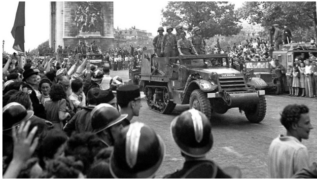 O Half Track Guernica, de La Nueve, no desfile polos Campos Elíseos tras a Liberación de París