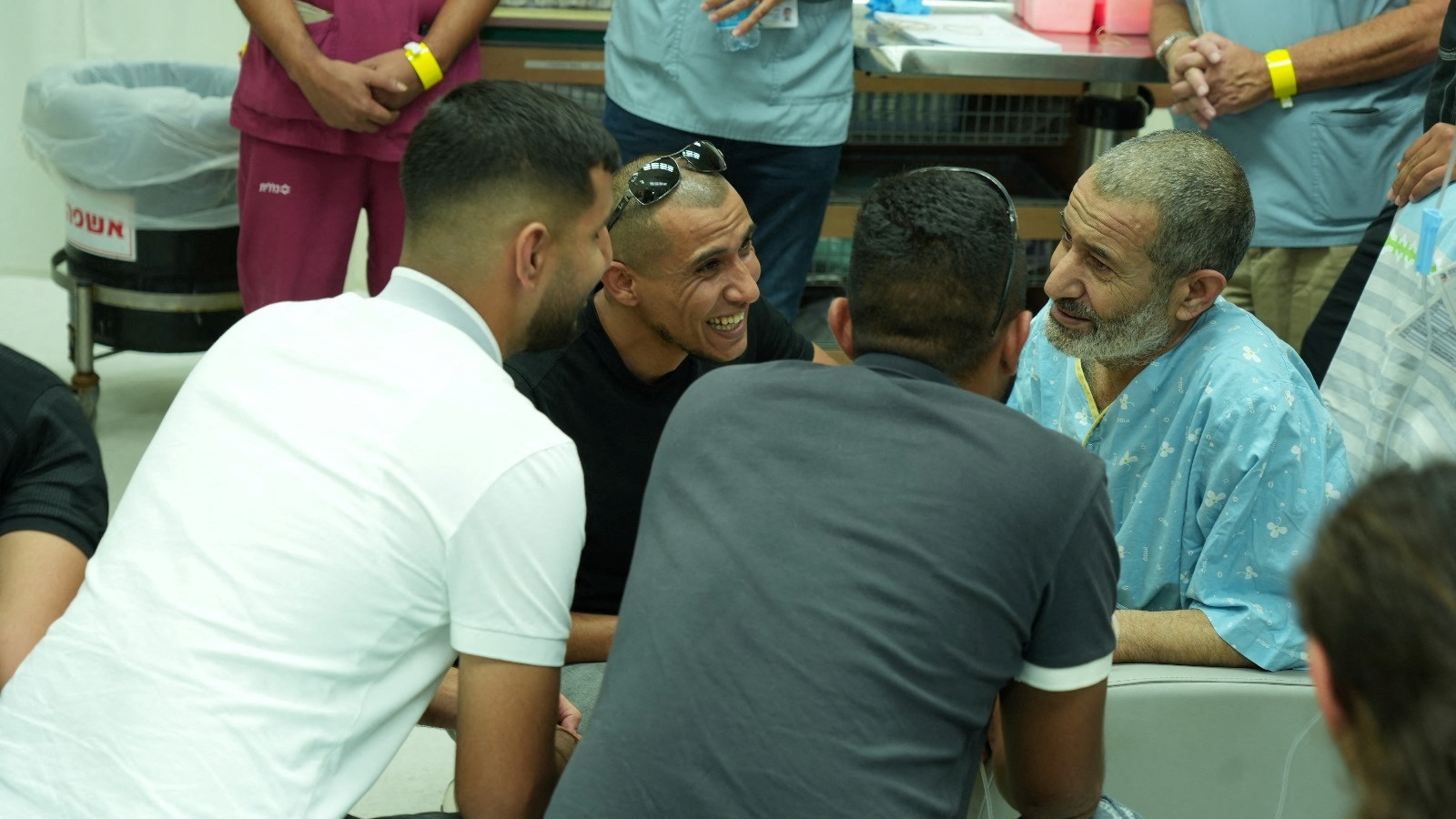 Al Qadi reunido cos seus seres queridos no hospital (Government Press Office/Yossi If)