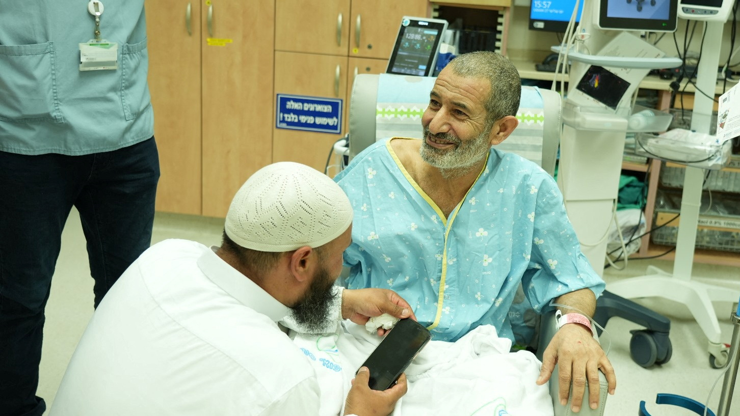 Kaid Farhan Al Qadi no hospital tras ser rescatado (Oficina de Prensa do Goberno/Yossi If)