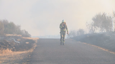 Bombeiro traballando na extinción do incendio