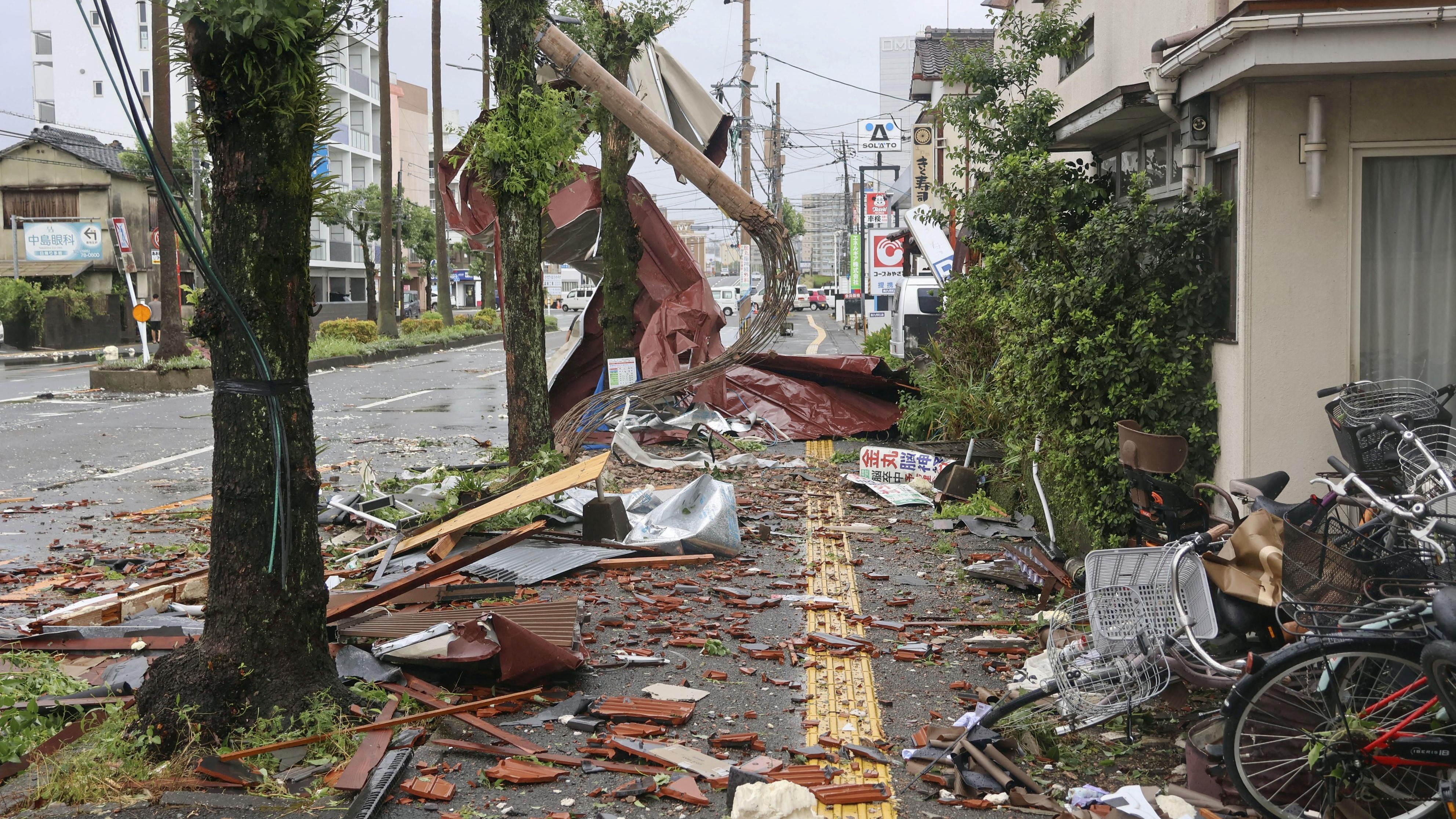 Danos causados polo tifón na cidade de Miyazaki (Kyodo/Reuters)