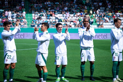 Os xogadores do Rácing saúdan a afección. RÁCING DE FERROL