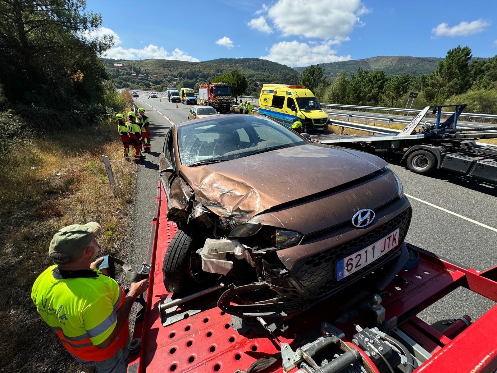 O lugar do accidente na Autovía das Rías Baixas, co traballo de emerxencias