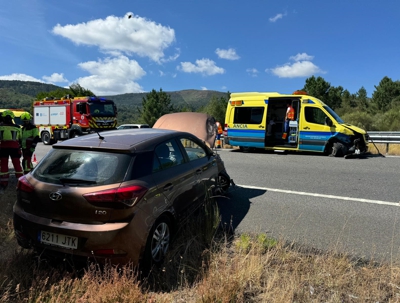 O turismo e a ambulancia implicados no accidente na A-52