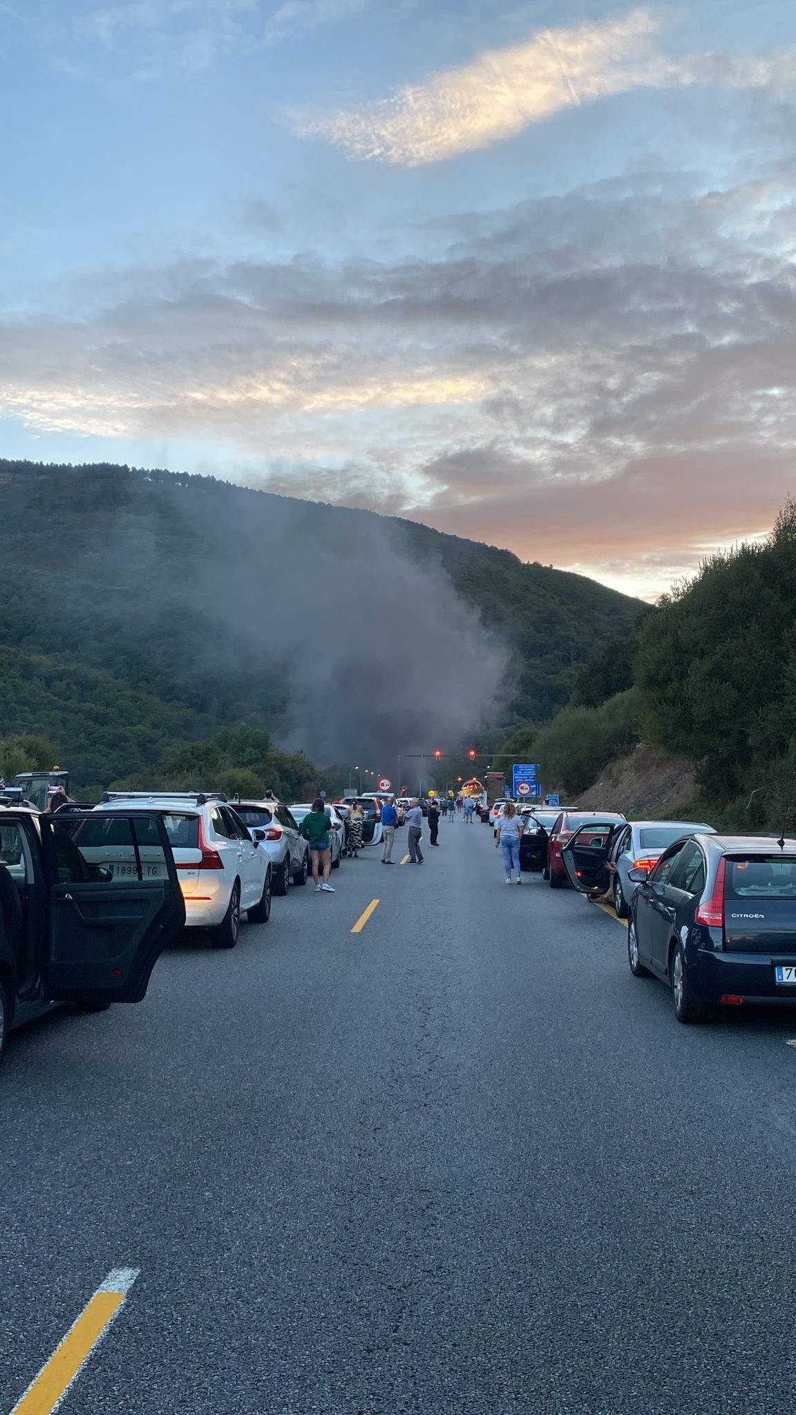 Acceso a un dos túneles de Folgoso na A-52 entre Ourense e Vigo