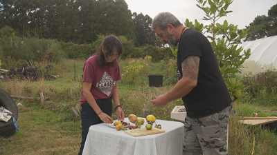 Fran e Sonia cortando tomates