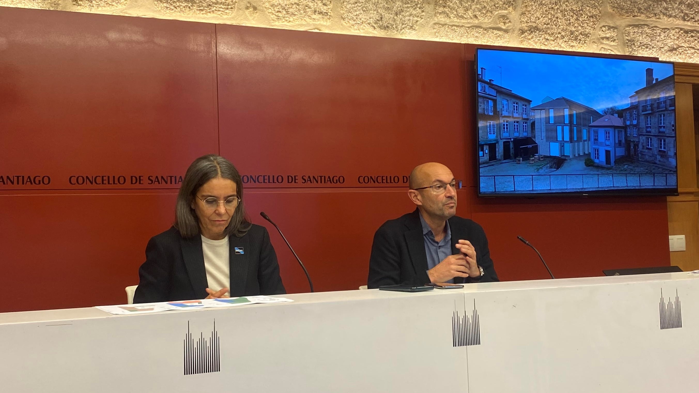 Mercedes Roson e Gonzalo Muíños durante unha conferencia de prensa no Concello de Santiago (Europa Press)