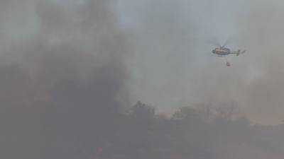 Medios aéreos combaten o incendio declarado o luns na Gudiña, que arrasou 150 hectáreas