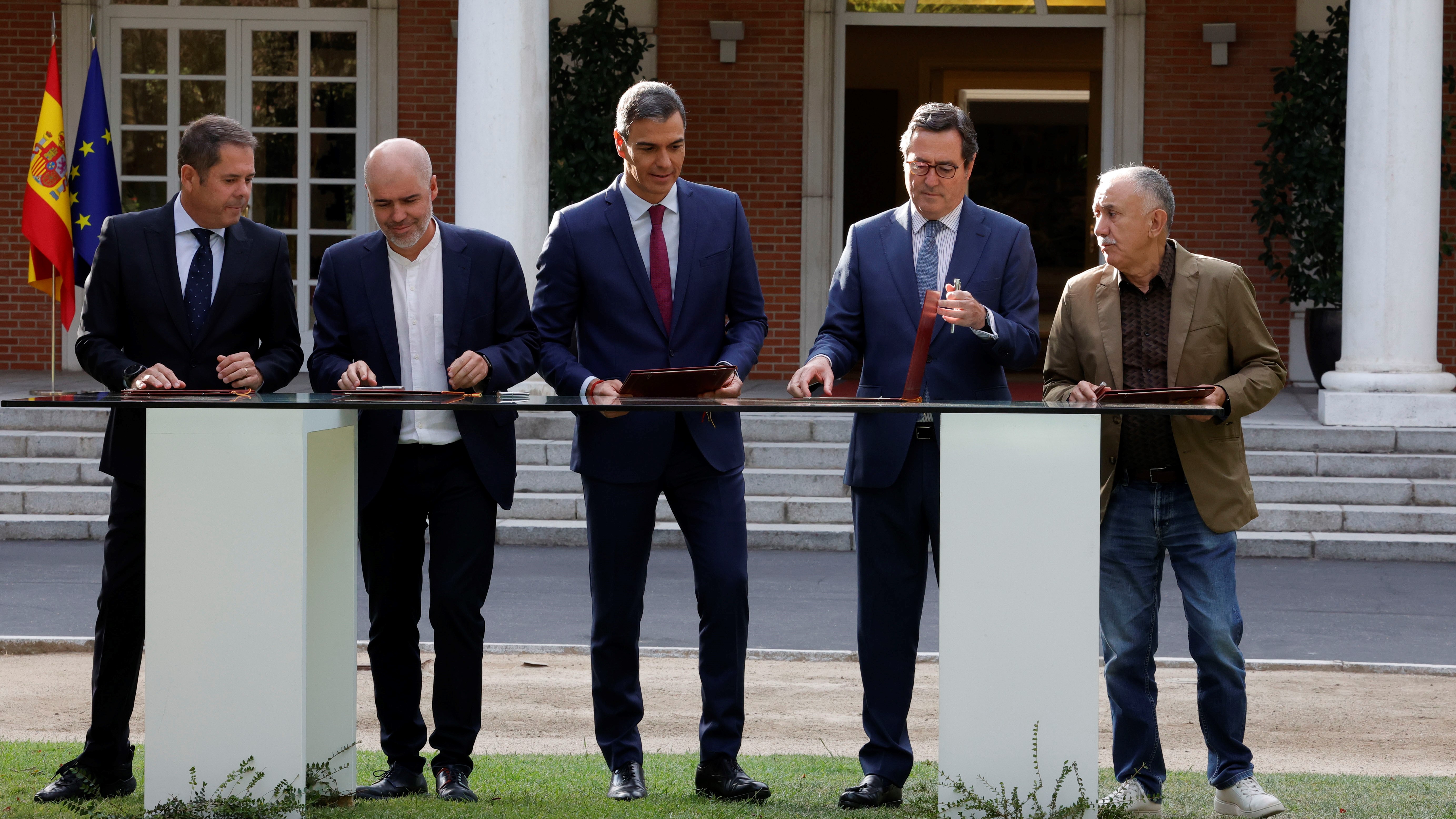 Momento da sinatura do acordo no Palacio da Moncloa (EFE/Zipi)